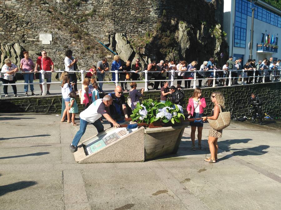 Decenas de personas se han congregado en el puerto de Cudillero para ver, un año más, a los submarinistas del Grupo Ensidesa de Actividades Subacuáticas (Club GEAS) sacar la imagen de la Santina del fondo del mar, una tradición que se remonta al año 1992. Tras llevar la talla en procesión hasta la iglesia, donde presidió la misa, fue devuelta al fondo marino, de donde resurgirá el próximo 8 de septiembre.
