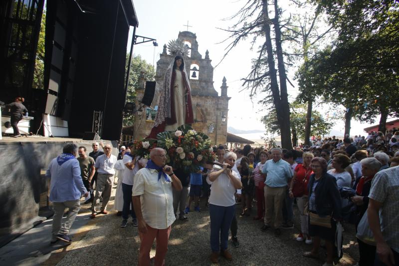Langreo festeja hoy el día grande de su patrona, la Virgen del Carbayu. Además de la misa, la tradicional procesión y la comida campestre, se ha hecho entrega del galardón langreano de Honor 2018 al Conservatorio de Música del valle del Nalón.