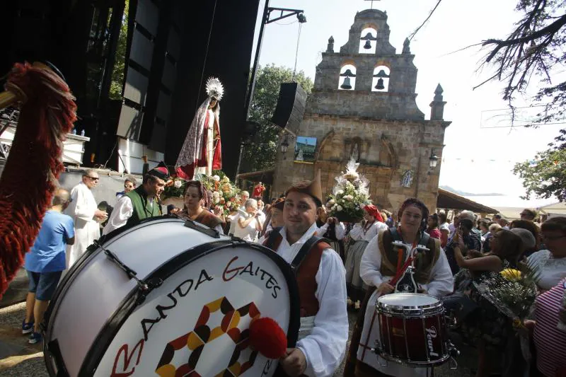 Langreo festeja hoy el día grande de su patrona, la Virgen del Carbayu. Además de la misa, la tradicional procesión y la comida campestre, se ha hecho entrega del galardón langreano de Honor 2018 al Conservatorio de Música del valle del Nalón.
