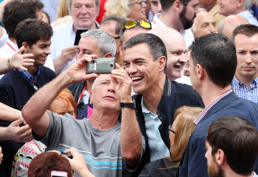 El presidente del Gobierno anuncia en el Principado un plan de choque contra el desempleo juvenil.