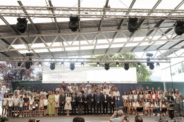 Todos los galardonados en el acto de ayer, junto a los miembros de la junta directiva del Real Grupo de Cultura Covadonga. 