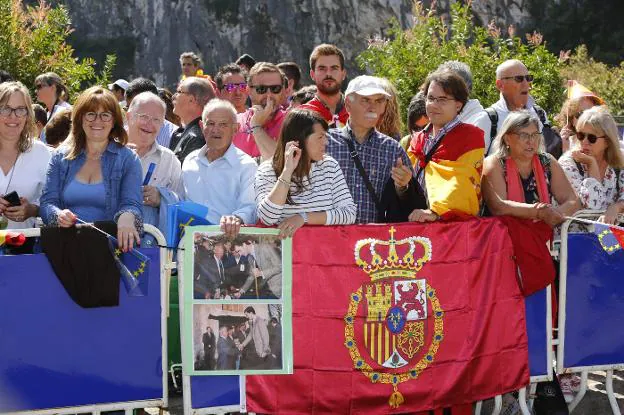 Emilio Suero, en el centro, sujetando su fotografía con el entonces Príncipe Felipe, y su nieta Vanesa a su derecha. 