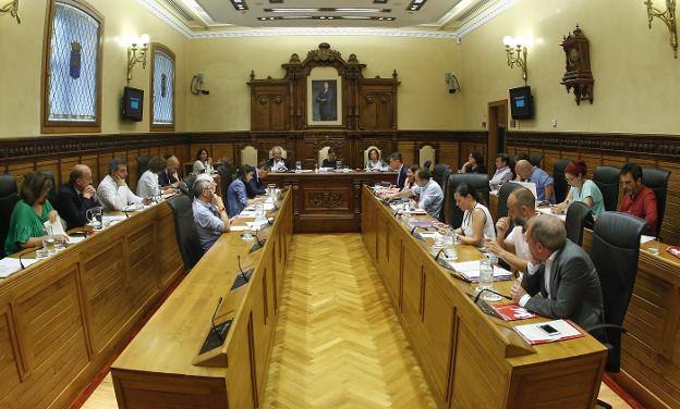 Los concejales, durante un pleno municipal. 