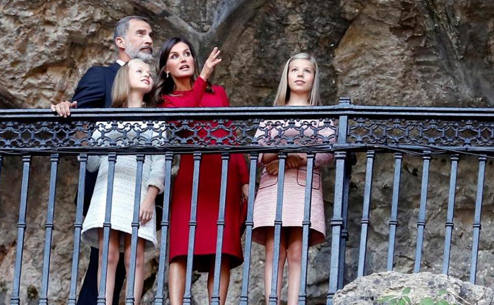 Los Reyes, la Princesa de Asturias y la infanta Sofía, asomados en la balaustrada de la Santa Cueva. 