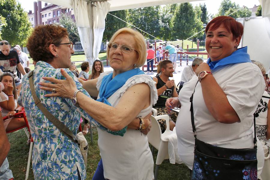 Las fiestas patronales del barrio estuvieron cargadas de música, vermú y procesión.