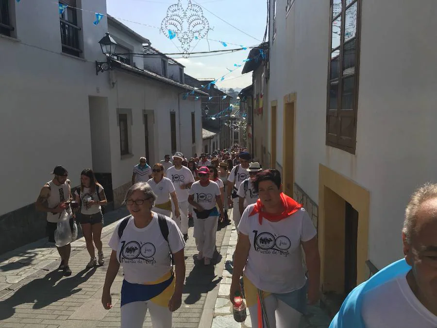 Cientos de personas acudieron al arenal para disfrutar de una joranda festiva. 