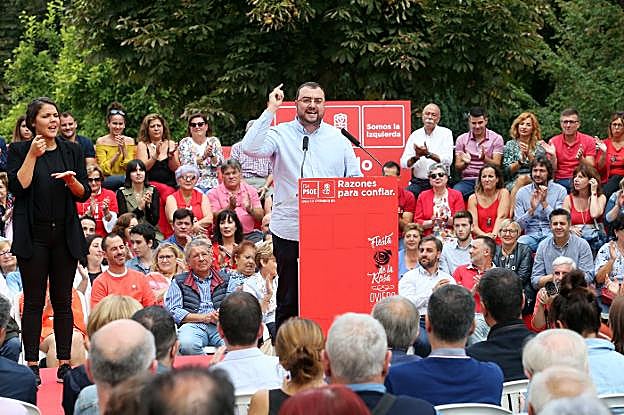 Adrián Barbón, ayer, durante su intervención en el acto celebrado en el paseo del Bombé, en Oviedo. 