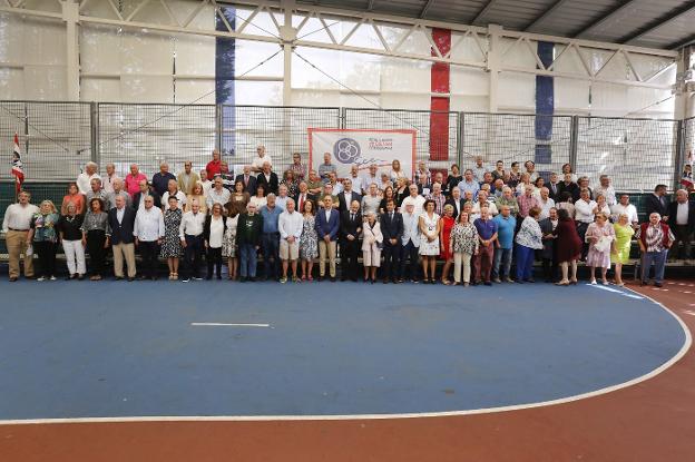 Foto de familia junto a la directiva de los grupistas que ayer recibieron el distintivo de socio de Honor por sus 50 años de fidelidad a la entidad. 