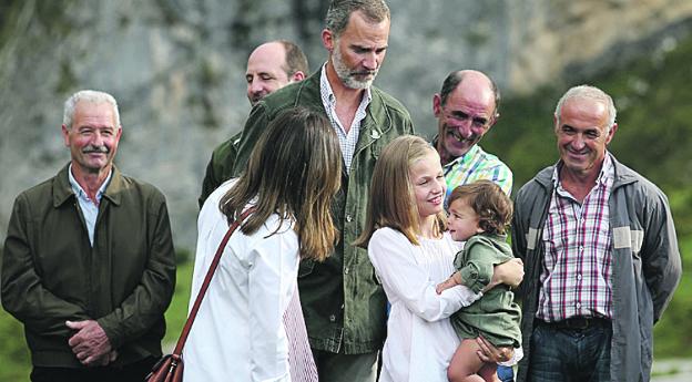 Leonor sostiene a Jade durante la visita a los Lagos. 