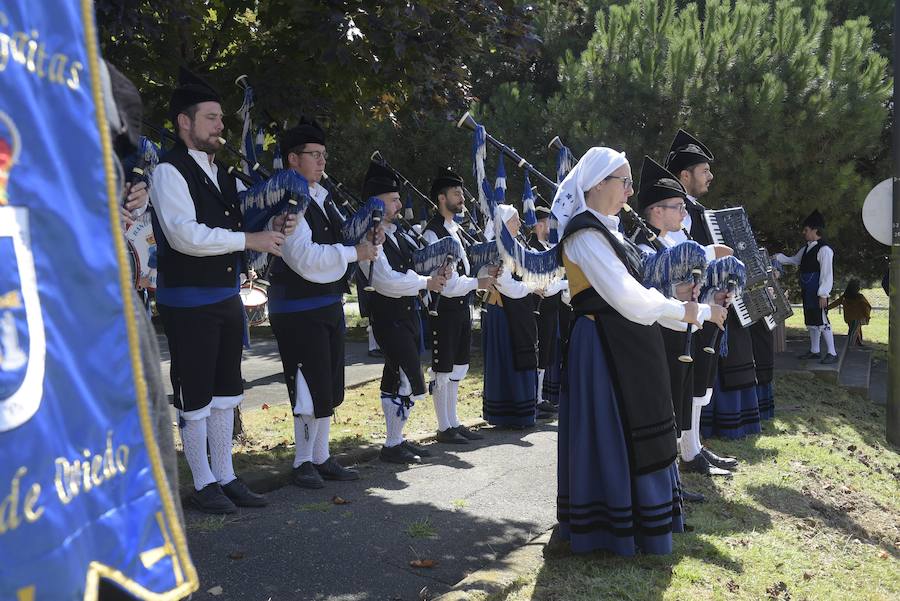 El alcalde, Wenceslao López, ha presidido el acto del descubrimiento de la placa del Parque Emilia García 'La Pixarra' en memoria de la gran aficionada del Real Oviedo.