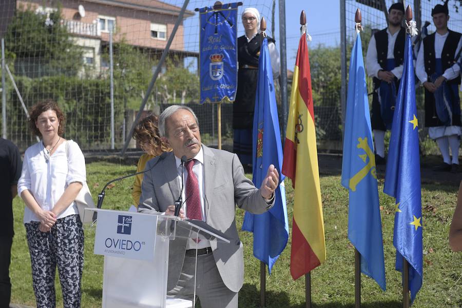 El alcalde, Wenceslao López, ha presidido el acto del descubrimiento de la placa del Parque Emilia García 'La Pixarra' en memoria de la gran aficionada del Real Oviedo.