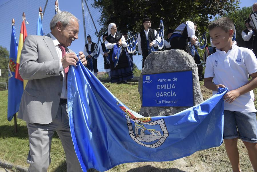 El alcalde, Wenceslao López, ha presidido el acto del descubrimiento de la placa del Parque Emilia García 'La Pixarra' en memoria de la gran aficionada del Real Oviedo.