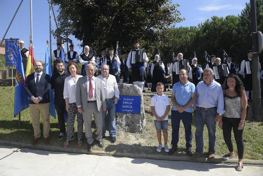 El alcalde, Wenceslao López, ha presidido el acto del descubrimiento de la placa del Parque Emilia García 'La Pixarra' en memoria de la gran aficionada del Real Oviedo.