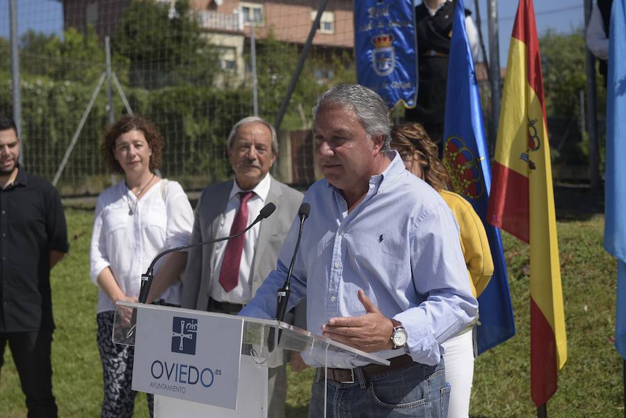 El alcalde, Wenceslao López, ha presidido el acto del descubrimiento de la placa del Parque Emilia García 'La Pixarra' en memoria de la gran aficionada del Real Oviedo.