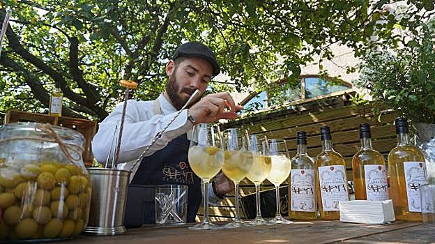 El nuevo vermú asturiano de Sidra Trabanco, servido en copa. 