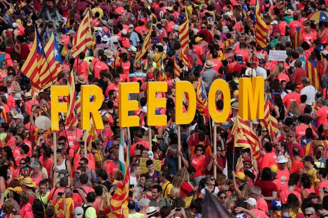 Esteladas, camisetas fluorescentes de color coral patrocinadas por la Asamblea Nacional Catalana (ANC) y lazos amarillos inundan las calles