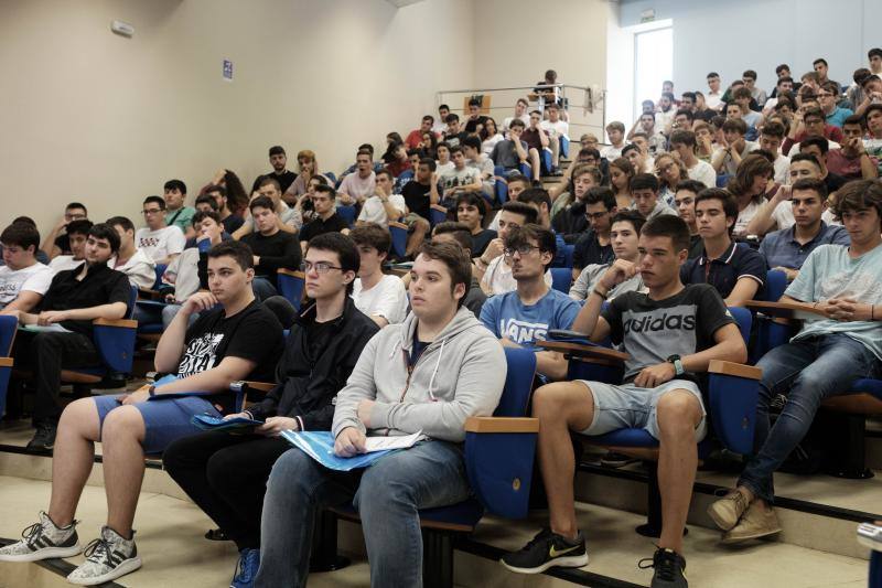 La Escuela Politécnica de Ingeniería de Gijón celebra las jornadas de acogida en las que los nuevos estudiantes recibieron información sobre el centro