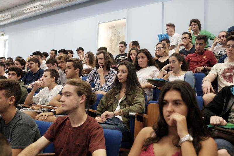 La Escuela Politécnica de Ingeniería de Gijón celebra las jornadas de acogida en las que los nuevos estudiantes recibieron información sobre el centro
