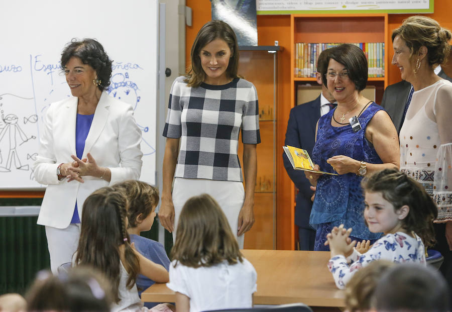  Doña Letizia estuvo conversando con los niños sobre sus actividades escolares. 