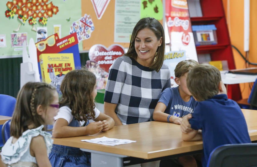  Doña Letizia estuvo conversando con los niños sobre sus actividades escolares. 