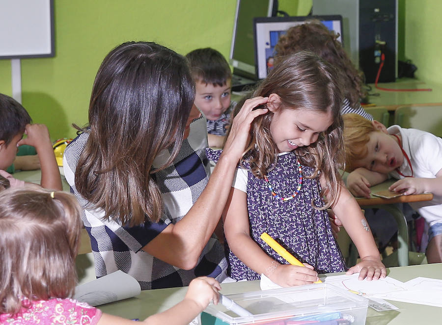  Doña Letizia estuvo conversando con los niños sobre sus actividades escolares. 