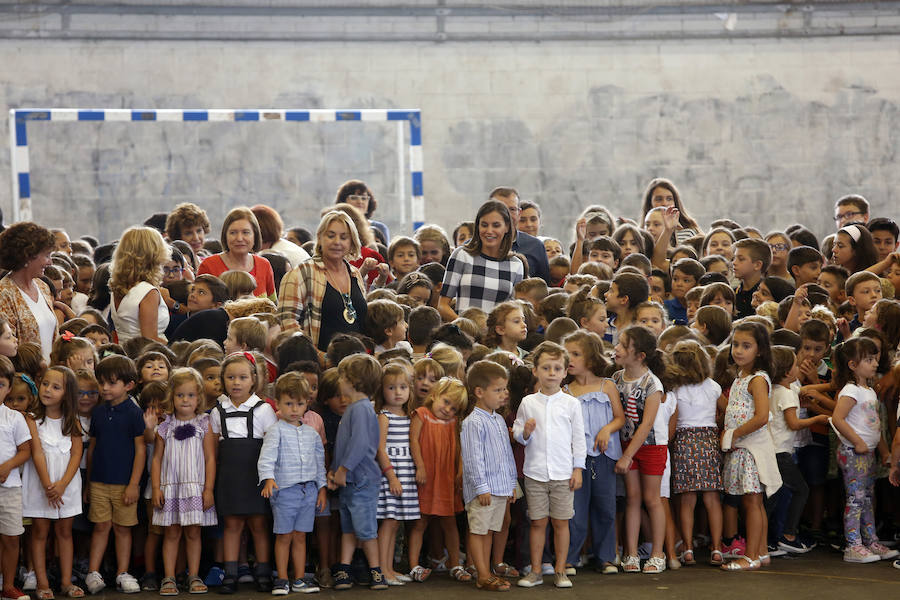  Doña Letizia estuvo conversando con los niños sobre sus actividades escolares. 