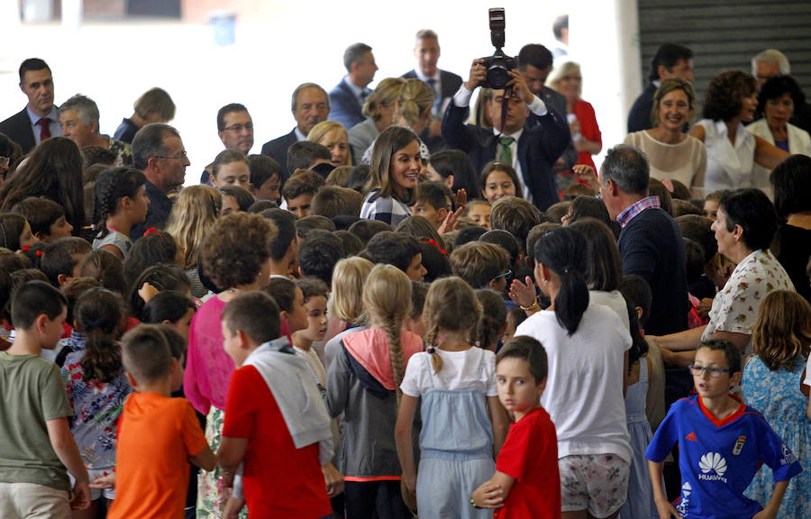  Doña Letizia estuvo conversando con los niños sobre sus actividades escolares. 