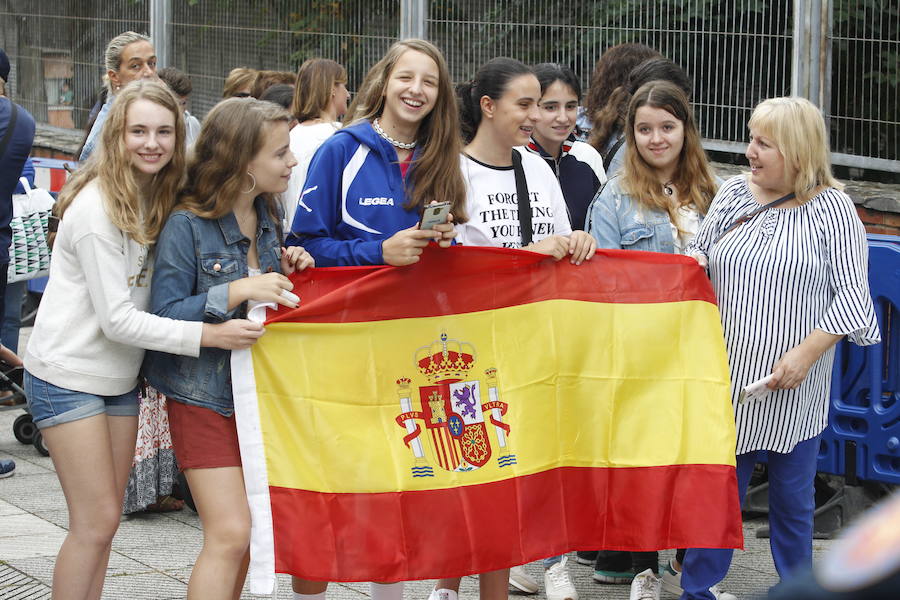  Doña Letizia estuvo conversando con los niños sobre sus actividades escolares. 