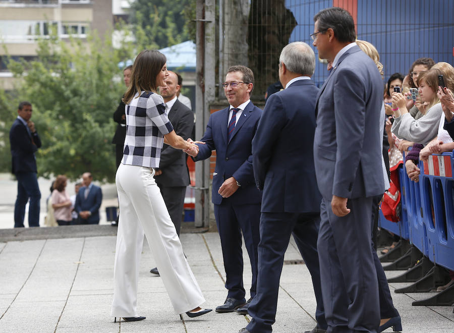  Doña Letizia estuvo conversando con los niños sobre sus actividades escolares. 