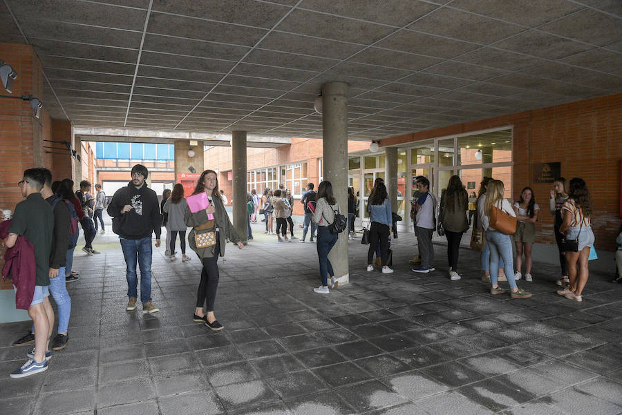 Los estudiantes de la Universidad de Oviedo han vuelto este martes a las aulas. Algunos de ellos pisan por primeras vez las escuelas y facultades asturianas. La inauguración oficial del curso tendrá lugar este miércoles