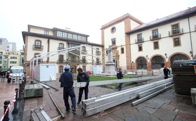 Montaje del escenario en la plaza Feijoo. 