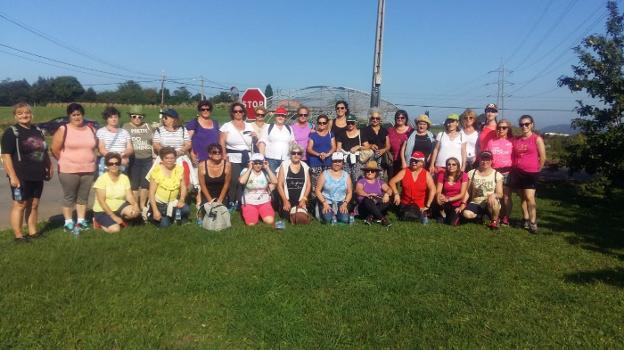 Las mujeres participantes en la marcha durante el recorrido.