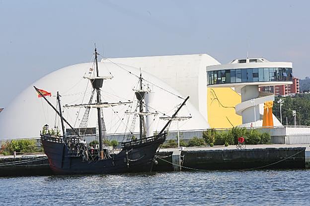 La 'Nao Victoria', ante el Niemeyer. 