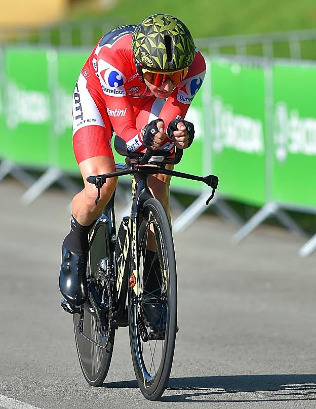 Simon Yates reforzó ayer su liderato. 