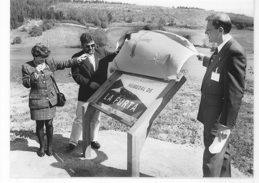 1994. La entonces consejera de medio Ambiente, María Luisa Carcedo, el alcalde de Corvera y William Walker, director de DuPont en Asturias, presentan el proyecto de recuperación del Humedal de la Furta, en el valle de Tamón.