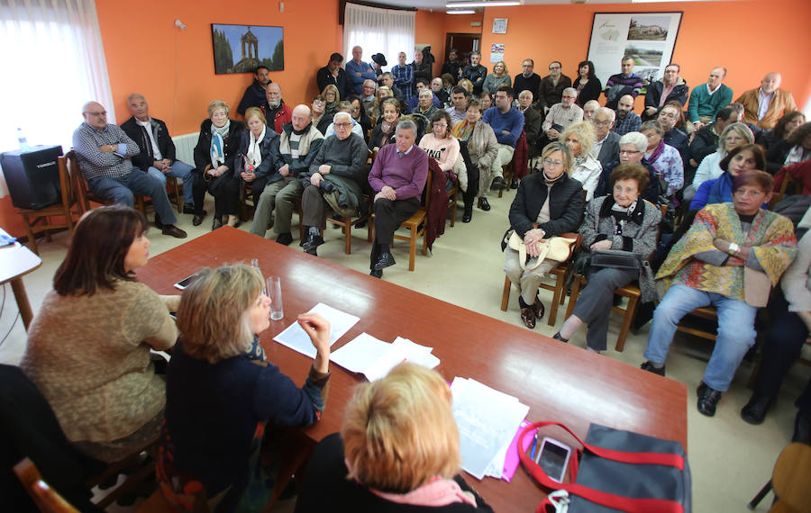 Marzo de 2017. María Luisa Carcedo presenta a militantes socialistas el programa de Pedro Sánchez en Leorio, Gijón.