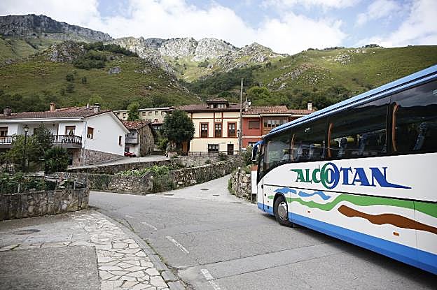La carretera, en Villamorey, es estrecha y con mucho tráfico ya que sirve de acceso a la ruta del Alba. 