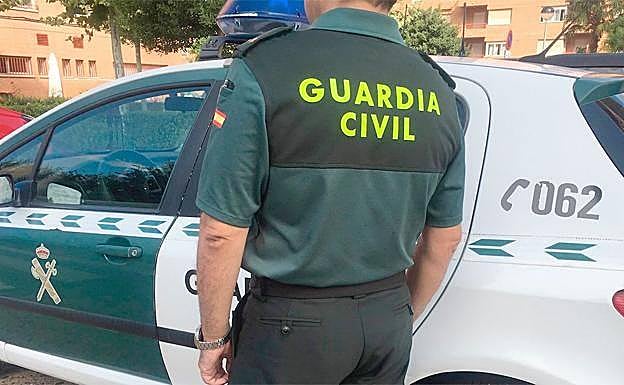 Efectivos de la Guardia Civil procedieron a la detención de los dos acusados. 