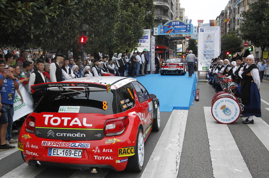 La calle Uría de Oviedo ha sido el escenario de la ceremonia de salida de los vehículos participantes en el 55 Rally Princesa de Asturias.