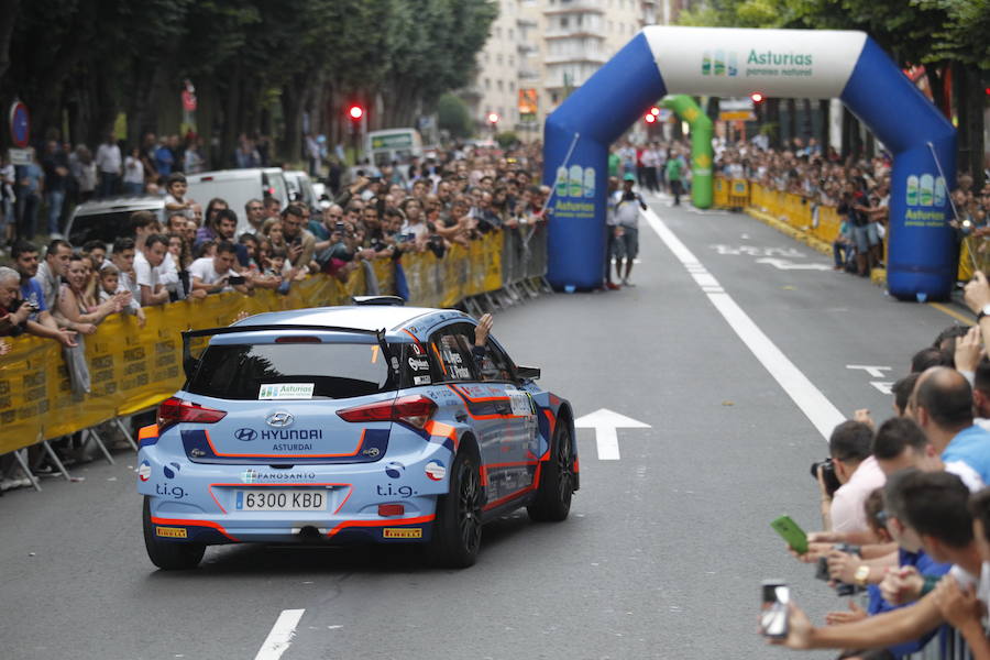 La calle Uría de Oviedo ha sido el escenario de la ceremonia de salida de los vehículos participantes en el 55 Rally Princesa de Asturias.