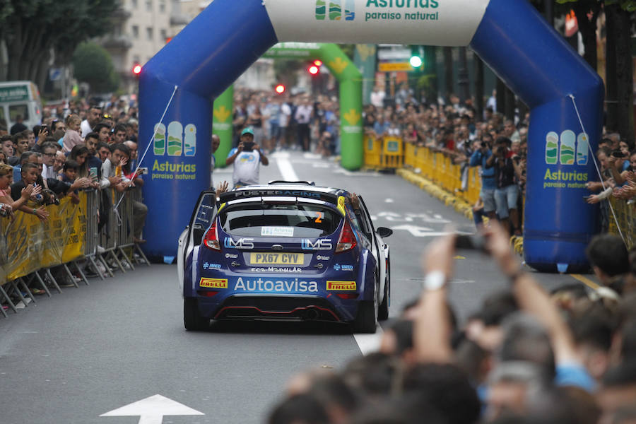 La calle Uría de Oviedo ha sido el escenario de la ceremonia de salida de los vehículos participantes en el 55 Rally Princesa de Asturias.