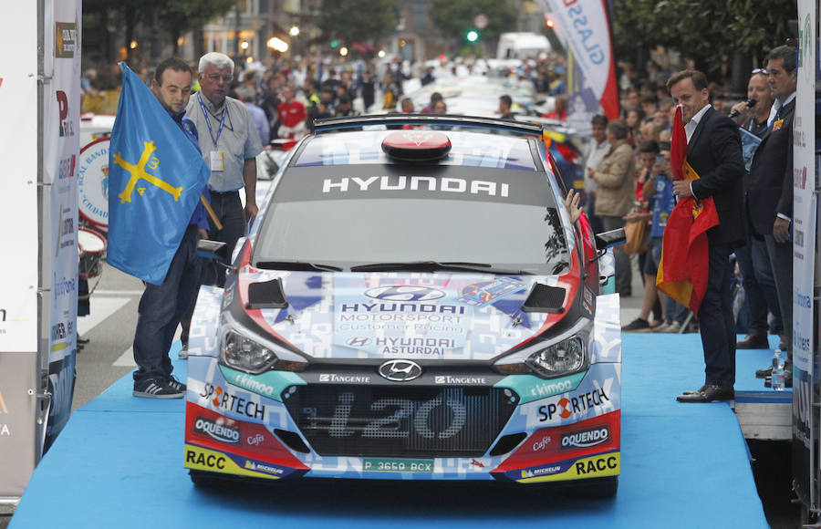 La calle Uría de Oviedo ha sido el escenario de la ceremonia de salida de los vehículos participantes en el 55 Rally Princesa de Asturias.