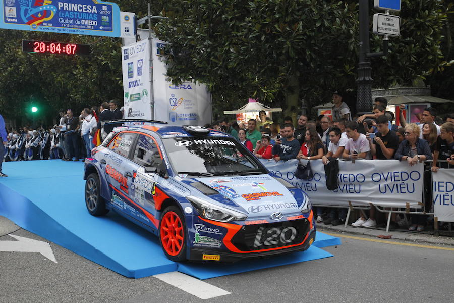 La calle Uría de Oviedo ha sido el escenario de la ceremonia de salida de los vehículos participantes en el 55 Rally Princesa de Asturias.