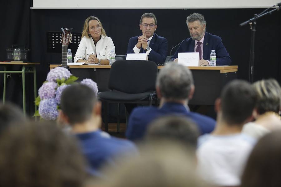 El consejero de Educación, Genaro Alonso, ha inaugurado en Navia el curso de Secundaria y Bachillerato, para el que se han matriculado 40.208 alumnos, 816 más que en septiembre de 2017.