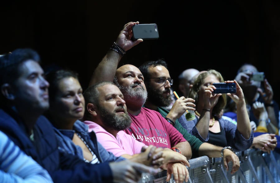 La artista sueca inauguró el escenario de la plaza de la Catedral, en el que presentó 'Kong', su último lanzamiento, además de recordar sus temas más exitosos.