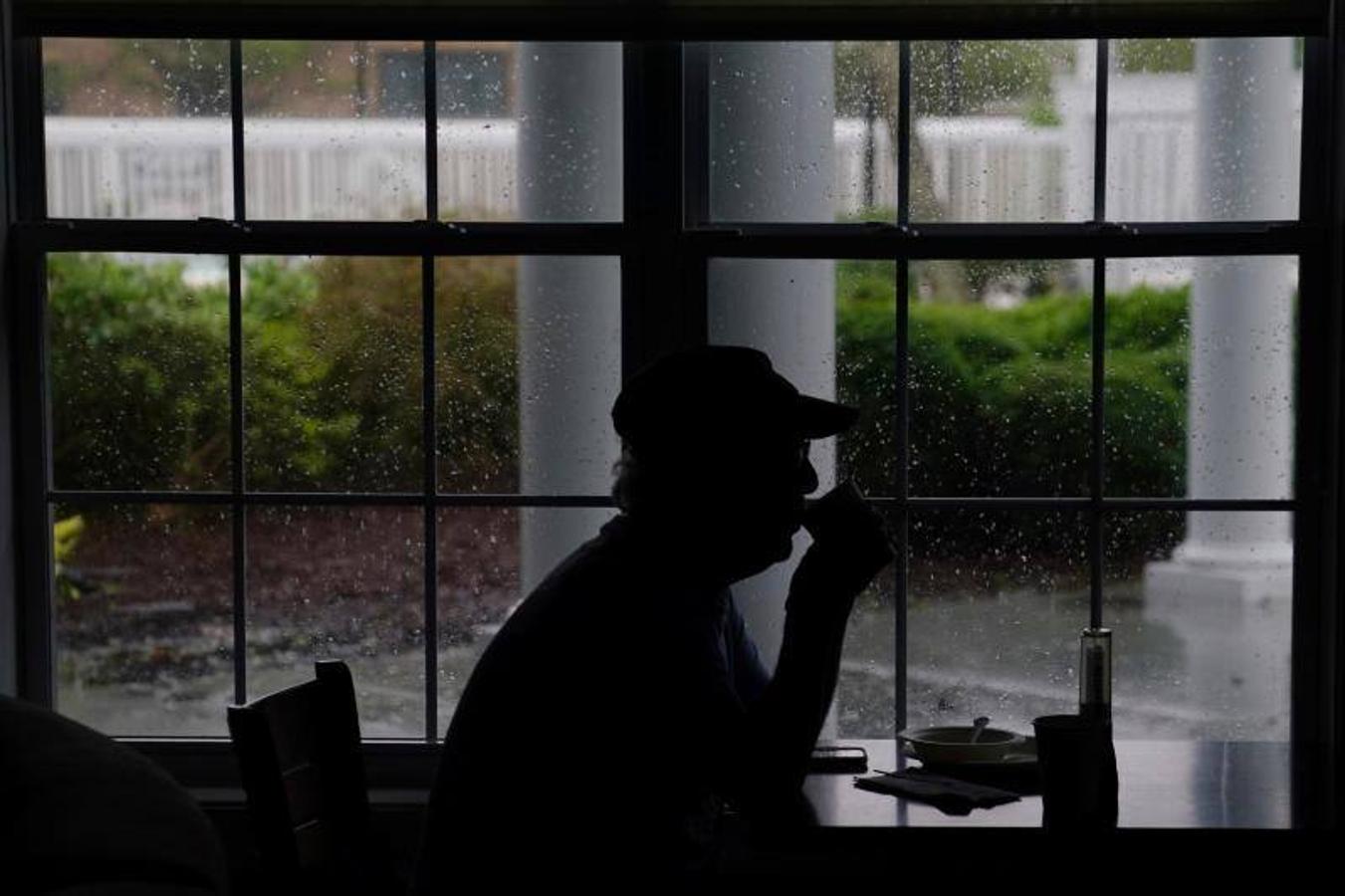 Un hombre se refugia en su casa antes de que el huracán tome tierra.