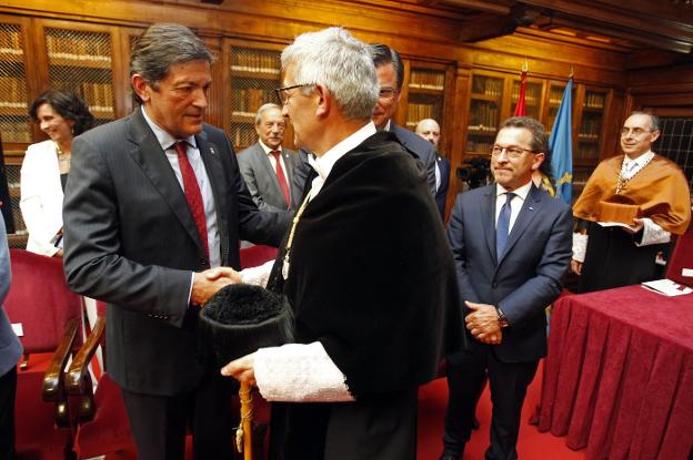 Javier Fernández y Santiago García Granda se estrechan la mano ante Cristina Valdés, Wenceslao López, Pedro Sanjurjo y Genaro Alonso. 