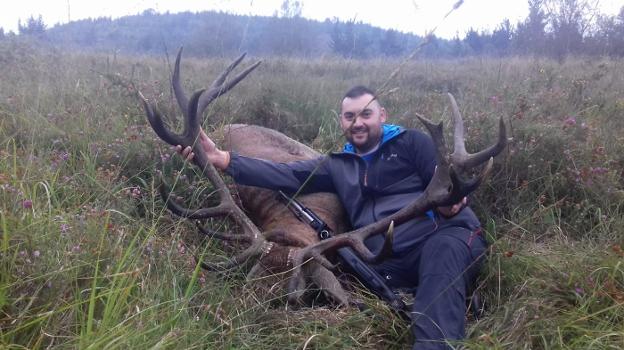 El cazador Diego Noval Fonseca con el venado de 196 puntos, en el lote piloñés de Cayón. 