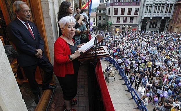 Concha Quirós lee el pregón de San Mateo ante una abarrotada plaza del Ayuntamiento de Oviedo.
