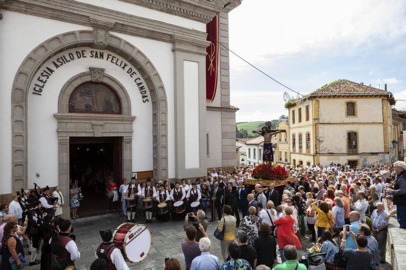 Candás ha celebrado el día grande de las fiestas de El Cristo, cuya procesión por el centro de la villa marinera ha sido seguida por centenares de personas. 